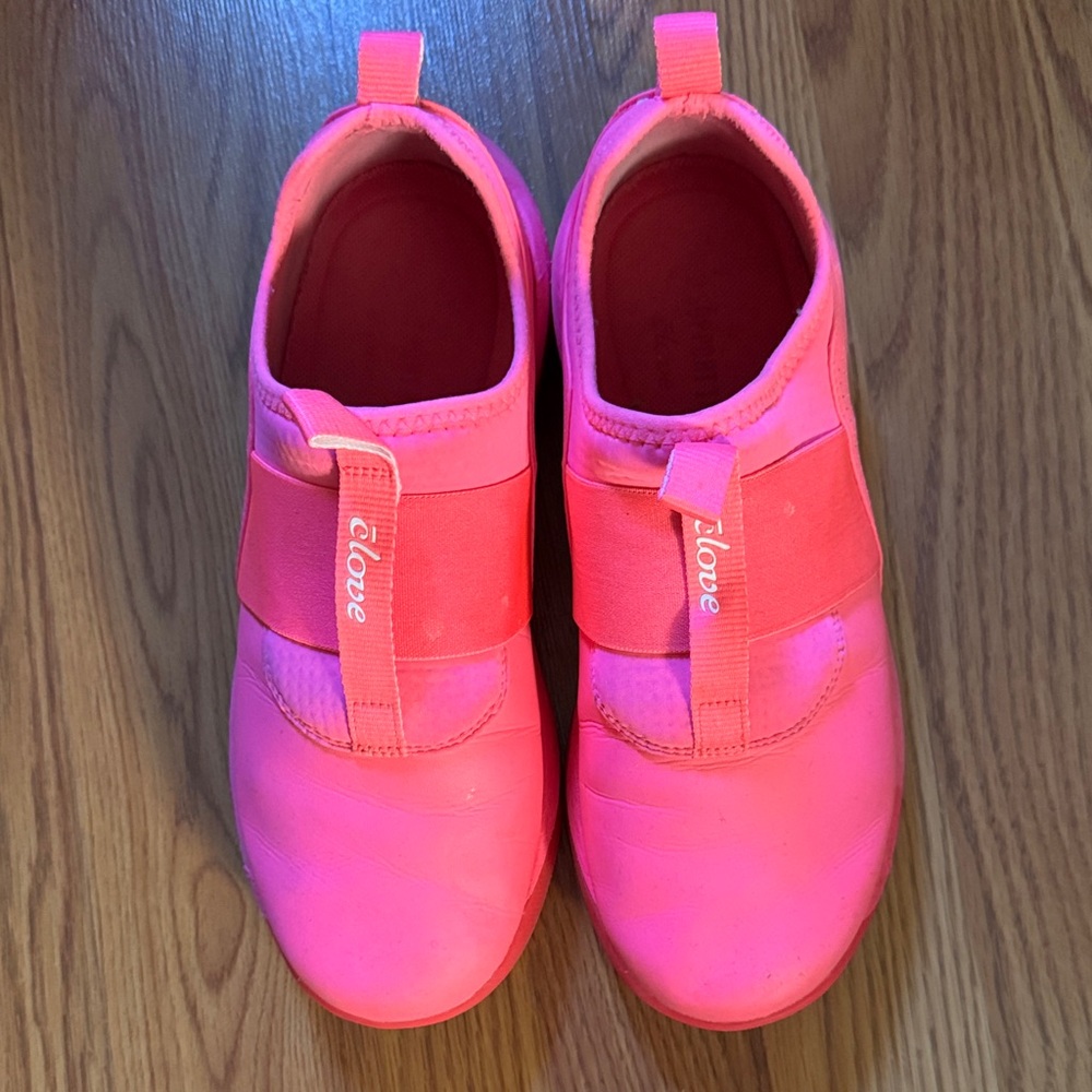 Clove Solo: Neon Pink